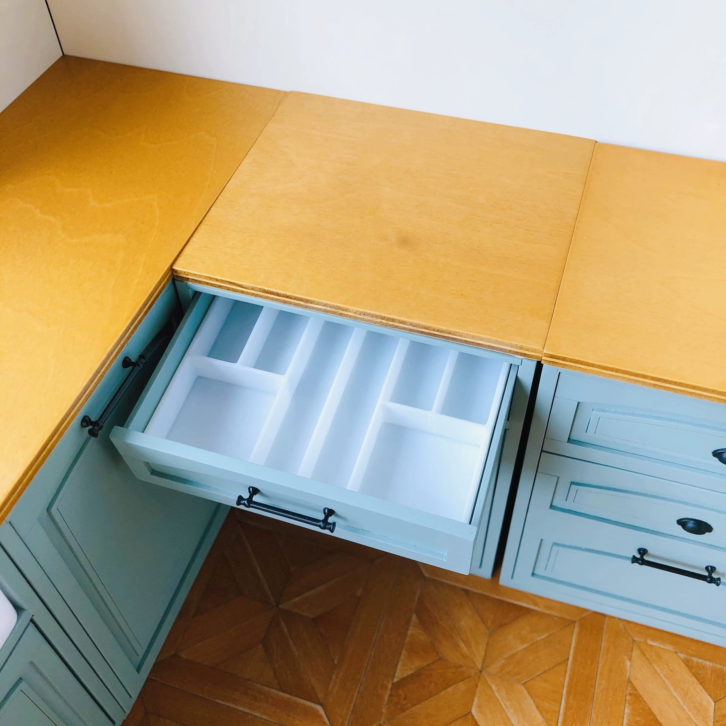 1/6 Scale Dollhouse Kitchen Furniture Set – 9-Piece Modular Cabinets in White & Vintage Blue | BJD & Blythe Miniature Kitchen