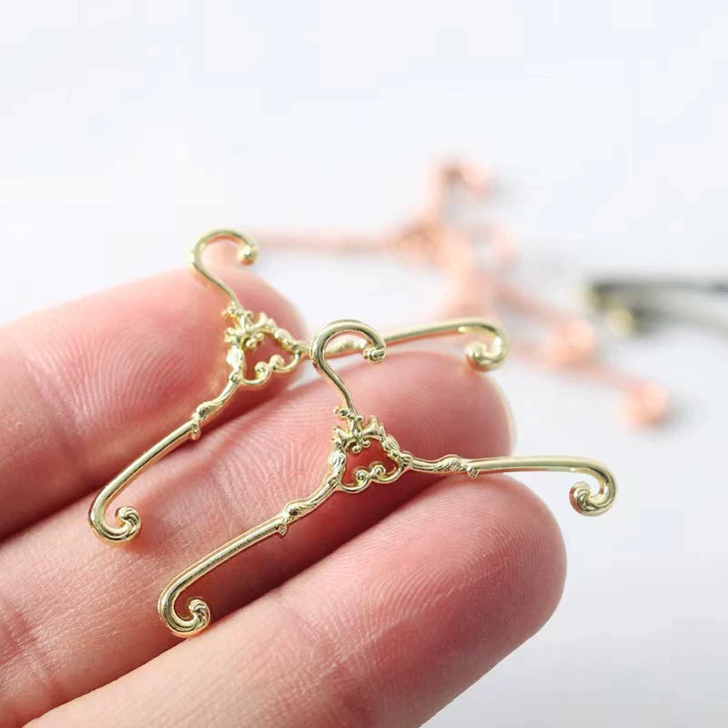 1/6Dollhouse Doll House Shooting Props Pocket Furniture Model Simulation Mini Wooden Hanger Alloy Hanger