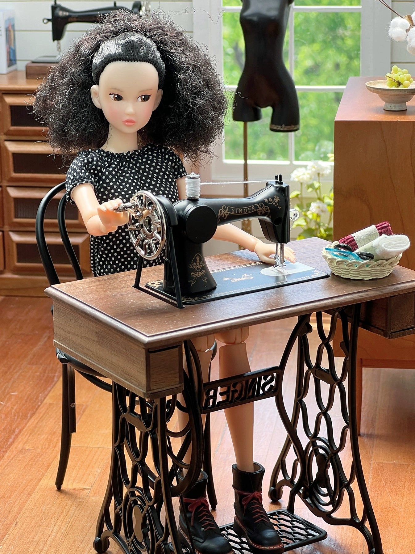 1/6スケール ヴィンテージミシン(テーブル付き) - BJD&ブライス用ミニチュアドールハウス家具