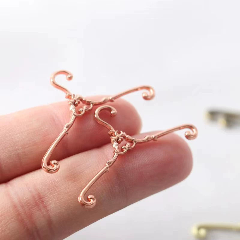 1/6Dollhouse Doll House Shooting Props Pocket Furniture Model Simulation Mini Wooden Hanger Alloy Hanger