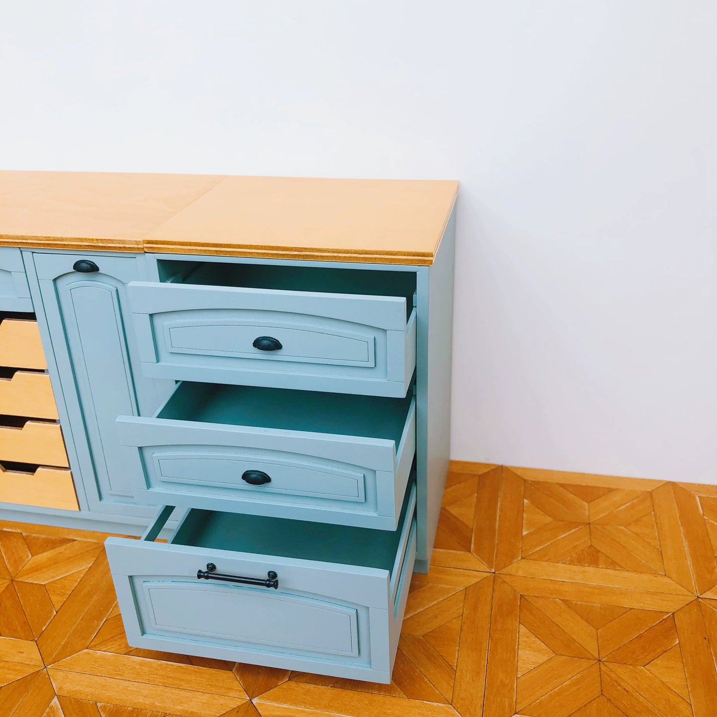 1/6 Scale Dollhouse Kitchen Furniture Set – 9-Piece Modular Cabinets in White & Vintage Blue | BJD & Blythe Miniature Kitchen