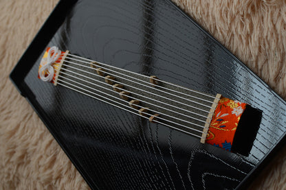 1/6スケールの日本の琴 – 弦付きミニチュアドールハウス楽器 | 日本の職人による手作り、BJD＆ブライス用