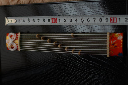 1/6スケールの日本の琴 – 弦付きミニチュアドールハウス楽器 | 日本の職人による手作り、BJD＆ブライス用