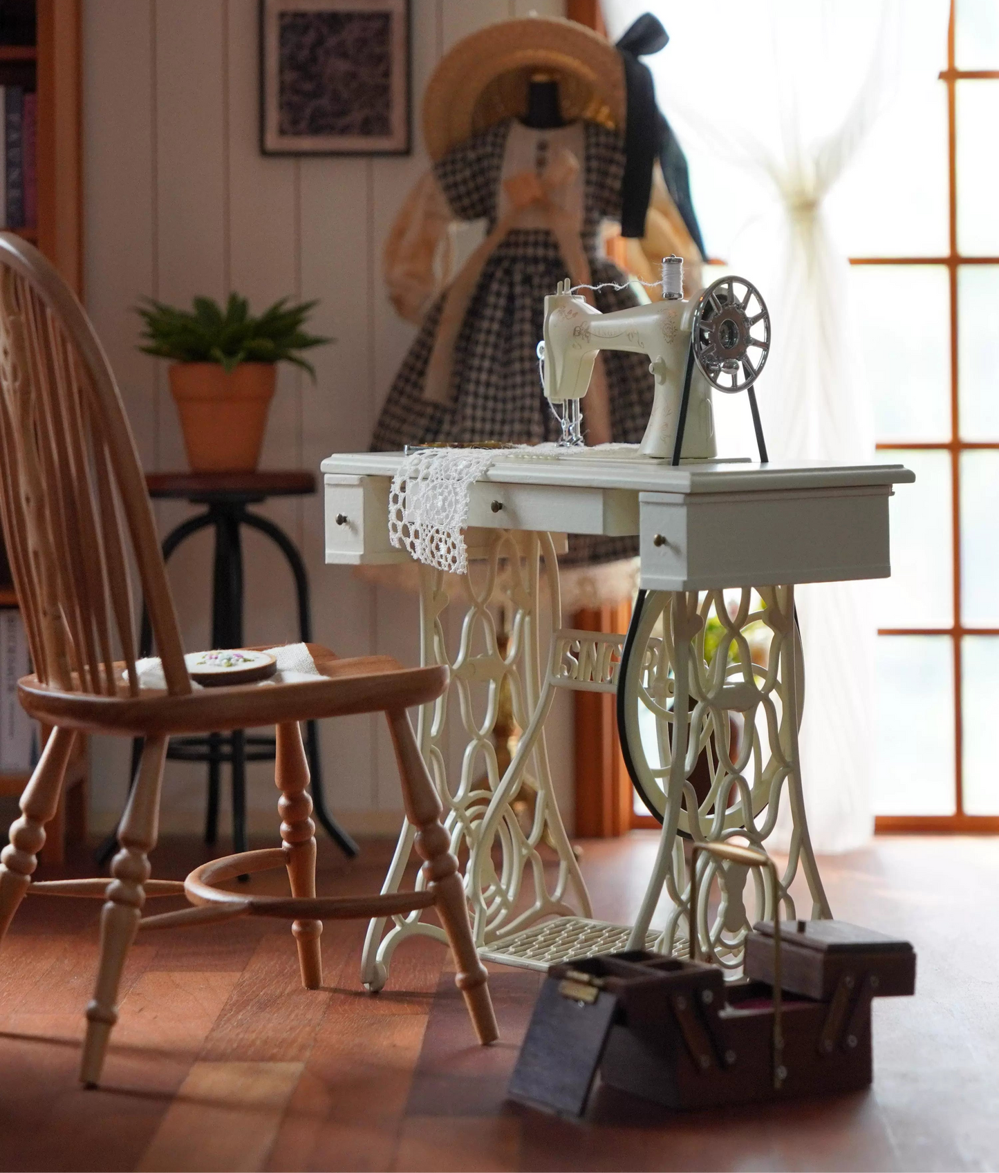 1/6スケール ヴィンテージミシン（テーブル付き） - BJD＆ブライス用ミニチュアドールハウス家具