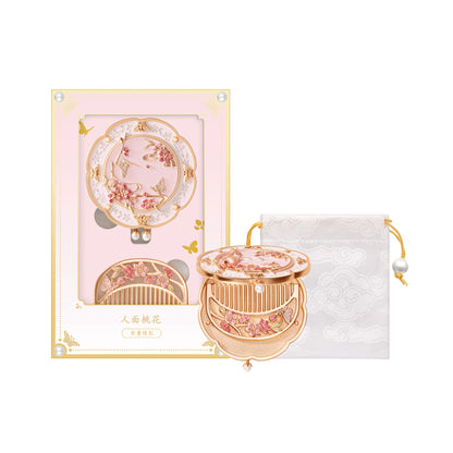 故宮からお届け | 故宮博物院の遺物にインスパイアされた携帯用鏡 – 手持ち式、ブロンズ調、折りたたみ式、コーム付きギフトセット