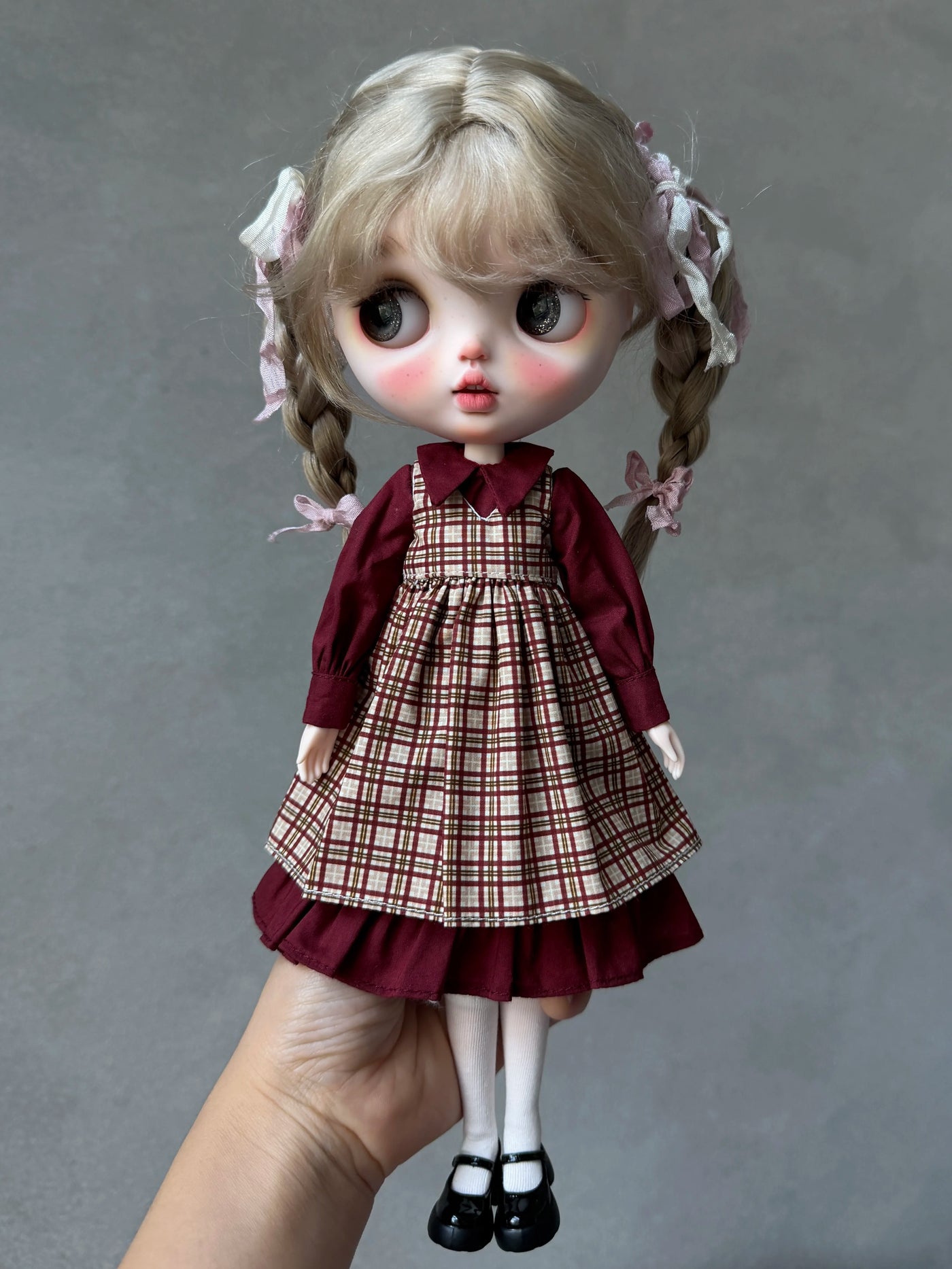 1/6ドール用 ボルドーチェックエプロン付きレトロワンピースセット｜セパレート着用可｜Blythe・Obitsu24・Azone・Licca・Cherry対応