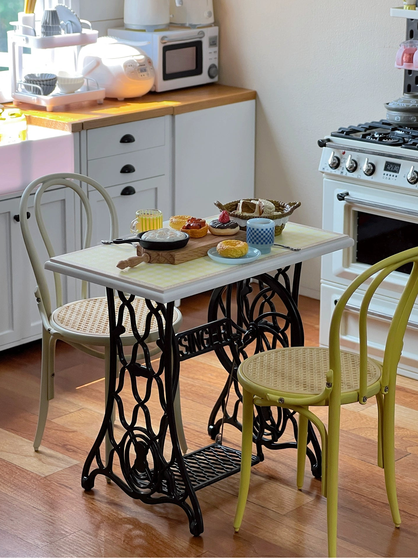 1/6スケール ヴィンテージミシン（テーブル付き） - BJD＆ブライス用ミニチュアドールハウス家具