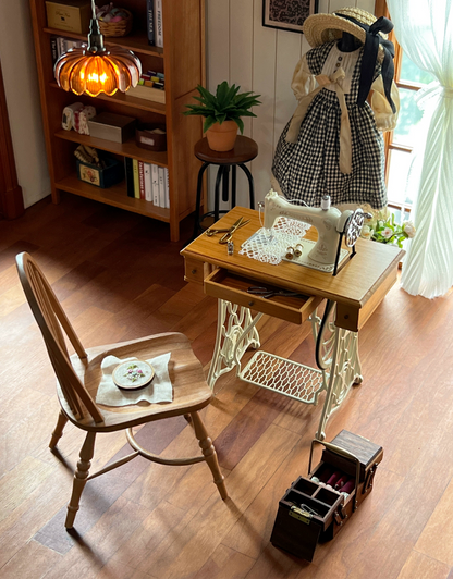 1/6スケール ヴィンテージミシン（テーブル付き） - BJD＆ブライス用ミニチュアドールハウス家具