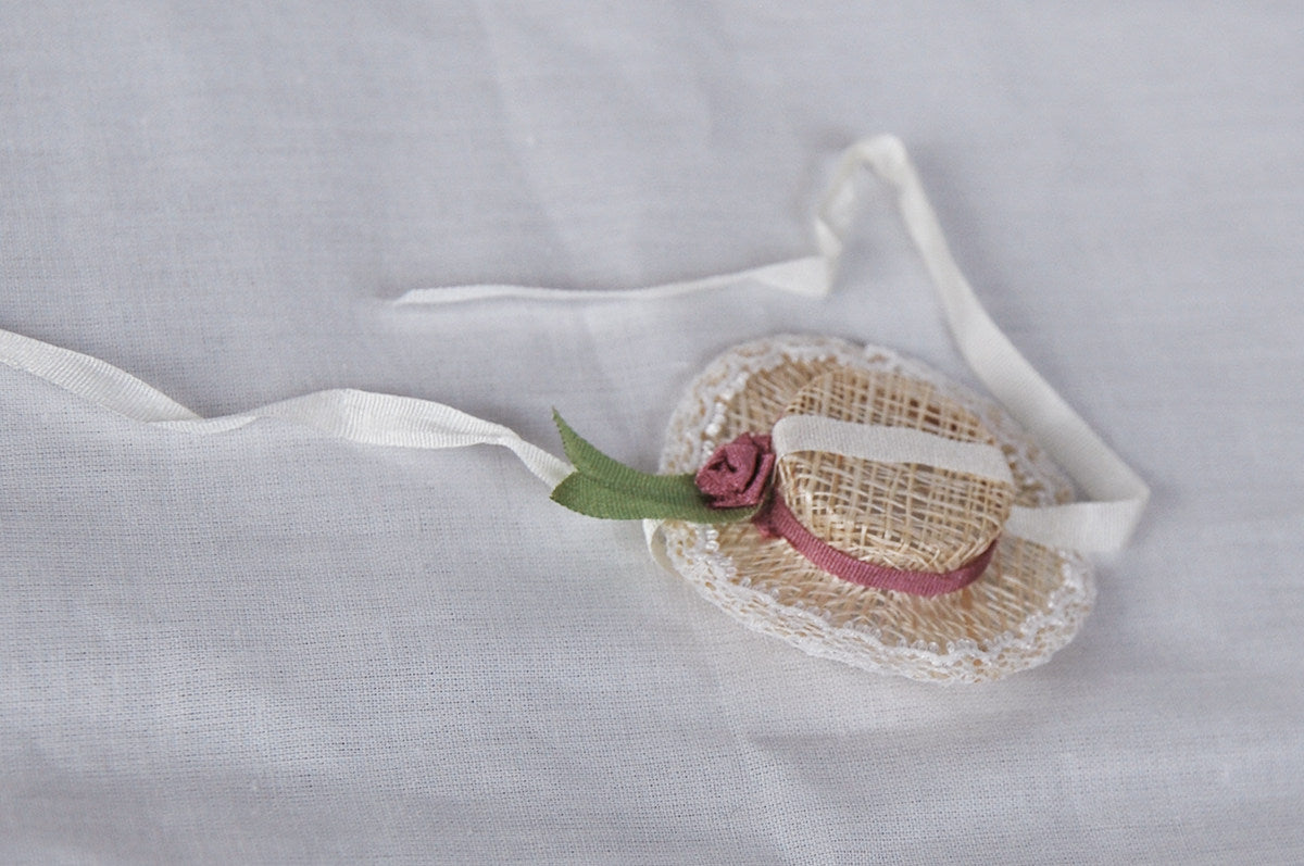 Handmade straw hat for 1/6 scale dolls, perfect for summer outfits, cottagecore styling, and elegant doll fashion.
