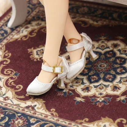 背面リボン付きサテン製ハイヒールドールシューズ（多色展開）。ブライス、リカ、アゾン、モモコ、オビツ22/24対応。